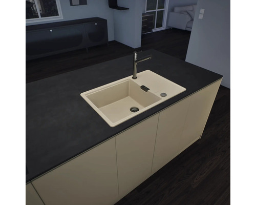 Évier encastrable en composite de quartz dans un îlot de cuisine sombre avec robinetterie moderne dans une cuisine lumineuse.