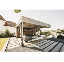 Pergola moderne et lumineuse en métal avec paroi en lattes de bois, rideaux et mobilier de salon sur une terrasse en bois.