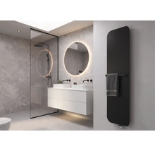 Salle de bains moderne avec carrelage effet marbre, meuble sous-vasque blanc, miroir rond rétroéclairé, douche à cadre noir et radiateur noir.