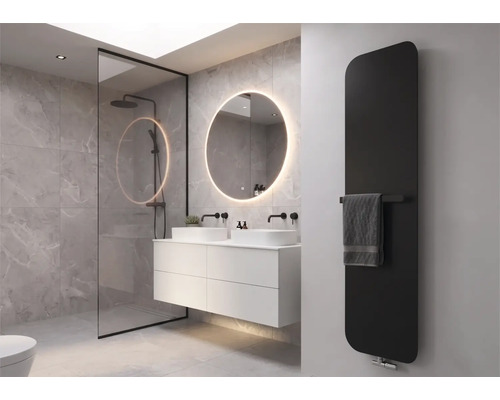 Salle de bains moderne avec carrelage effet marbre, meuble sous-vasque blanc, miroir rond rétroéclairé, douche à cadre noir et radiateur noir.