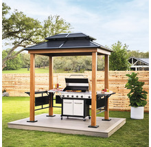 Pavillon de barbecue moderne en bois avec toit en acier à deux niveaux, étagères latérales et barbecue à gaz dans un jardin lumineux.