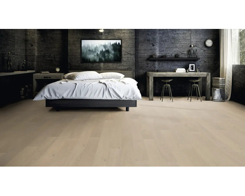 Chambre à coucher moderne avec parquet clair, un lit double avec du linge de lit blanc et un mur sombre texturé.