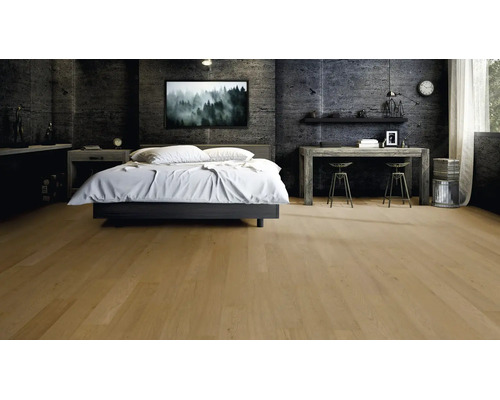 Chambre moderne avec un parquet en bois clair, des murs sombres en aspect béton, un lit double et un bureau en bois.
