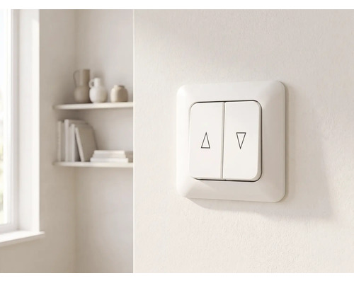 Interrupteur pour stores avec deux bascules et symboles pour monter et descendre sur un mur dans une pièce lumineuse.