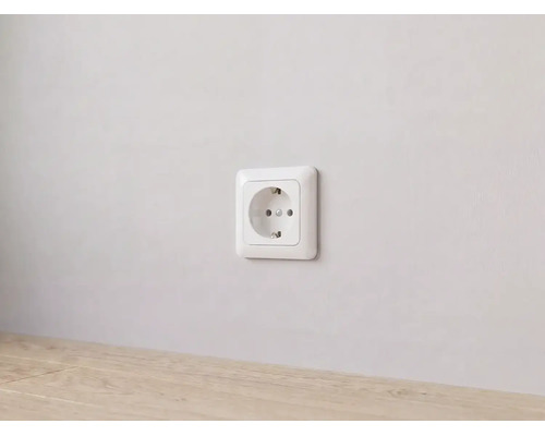 Prise de courant avec mise à la terre blanche installée sur un mur.