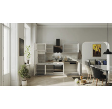 Helle, moderne Einbauküche in Weiß mit offenen Schränken, Holz-Arbeitsplatte, Einbaugeräten und angrenzendem Wohn- und Essbereich.