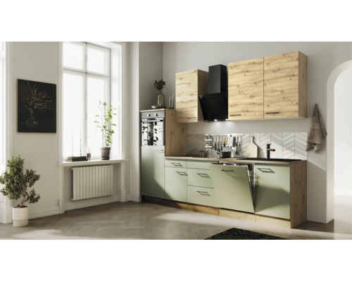 Moderne Küche mit salbeigrünen Unterschränken, Hängeschränken in Holzoptik, Einbaugeräten und Spüle in einem hellen, organisierten Raum.
