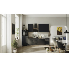 Moderne minimalistische Küche in Schwarz mit matten Fronten, hellem Fliesenspiegel in Fischgrätoptik und integrierten Elektrogeräten.