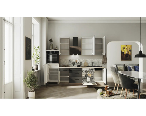 Moderne Küchenzeile im hellen Wohnraum mit Einbaugeräten wie Backofen, Dunstabzugshaube sowie offenem Kühlschrank und Geschirrspüler.