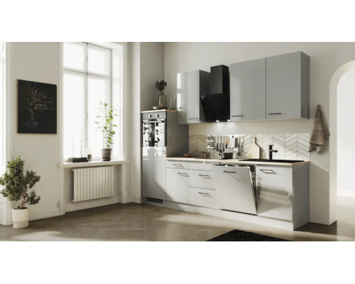 Moderne Küchenzeile in Lichtgrau mit schwarzen Griffen, Einbaubackofen, Geschirrspüler und Spüle. Helle Küche mit Fenster und Fischgrätparkett.