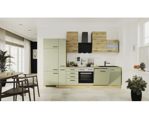 Moderne Küchenzeile in Salbeigrün und Holzoptik mit Backofen, Kochfeld, Dunstabzugshaube und Geschirrspüler in einem hellen Raum.