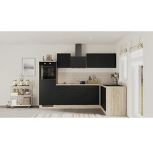 Moderne L-Küche in Schwarz matt und Eichenoptik mit Elektrogeräten wie Backofen und Dunstabzugshaube.