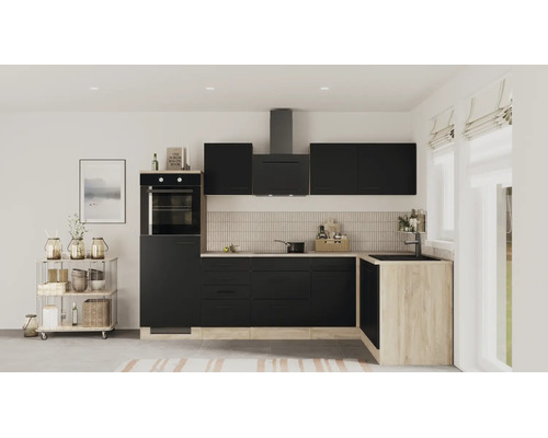 Moderne L-Küche in Schwarz matt und Eichenoptik mit Elektrogeräten wie Backofen und Dunstabzugshaube.