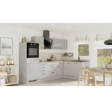 Cuisine en L moderne en gris clair brillant avec plan de travail en bois, four encastré, hotte noire et coin repas. Lumineuse et organisée.