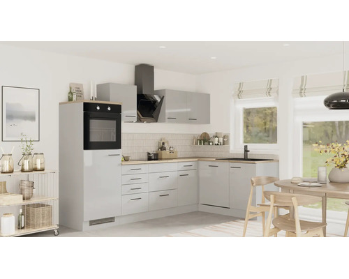 Cuisine en L moderne en gris clair brillant avec plan de travail en bois, four encastré, hotte noire et coin repas. Lumineuse et organisée.