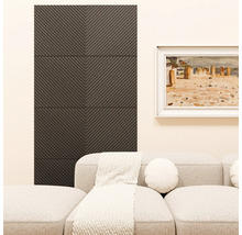 Panneaux acoustiques avec structure nervurée en forme de V sur un mur derrière un canapé rembourré à côté d'un tableau encadré.