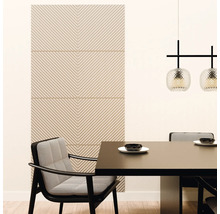 Salle à manger moderne avec panneaux muraux beiges à motif chevrons, table en bois foncé et chaises avec revêtement textile à motifs.