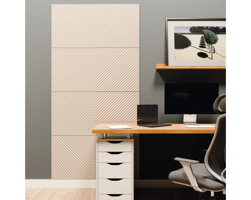 Panneaux muraux acoustiques avec motif à rayures diagonales dans un bureau à domicile moderne à côté d'un bureau.