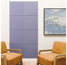 Panneaux acoustiques violets avec motif diagonal sur un mur dans une pièce lumineuse avec des fauteuils marron et un tableau.