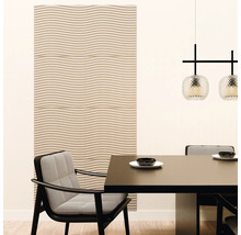 Salle à manger moderne avec panneaux muraux 3D à motif de vagues, table à manger sombre et chaises à motif à chevrons.