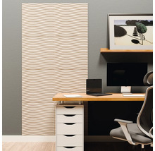 Poste de travail moderne avec des panneaux acoustiques au mur. Les panneaux ont un motif ondulé. Bureau avec écran et ordinateur portable.