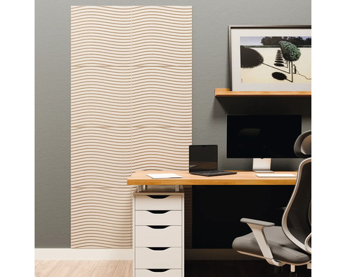 Poste de travail moderne avec des panneaux acoustiques au mur. Les panneaux ont un motif ondulé. Bureau avec écran et ordinateur portable.