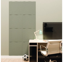 Panneaux acoustiques avec structure ondulée au mur d'un bureau clair, moderne et organisé avec bureau, chaise de bureau et panneau perforé.