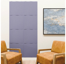 Panneau acoustique avec structure ondulée sur un mur dans un salon moderne avec deux fauteuils et un tableau encadré.