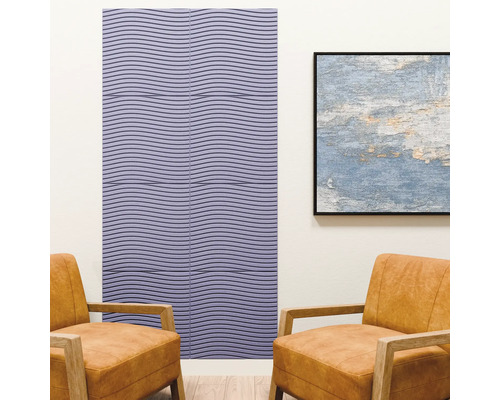 Panneau acoustique avec structure ondulée sur un mur dans un salon moderne avec deux fauteuils et un tableau encadré.