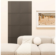 Panneaux acoustiques avec structure à lamelles verticales dans un salon lumineux et moderne avec canapé et tableau.