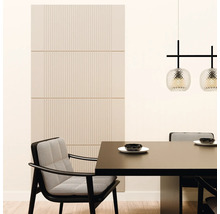 Salle à manger avec panneaux muraux structurés à effet lamelles, une table à manger sombre et des chaises rembourrées à motif chevrons.