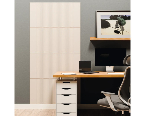 Modernes Home Office mat engem groussen, strukturéierten Akustikpaneel nieft engem Schreifdësch aus Holz mat Computer a Bürostull.