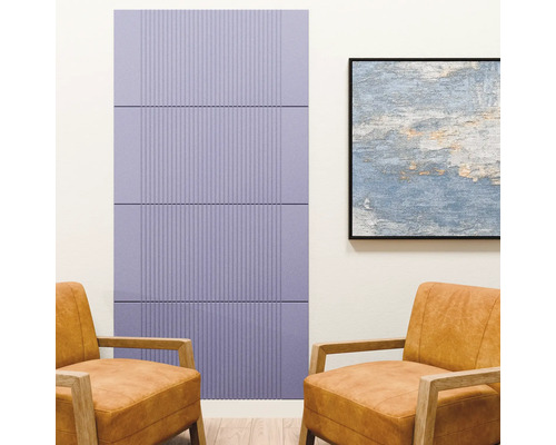 Panneau mural acoustique avec rainures verticales dans une pièce avec deux fauteuils et un tableau encadré.