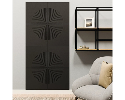 Moderne Akustikpaneele mit konzentrischem Kreisdesign in einem hellen Wohnzimmer mit Sessel und Wandregal.