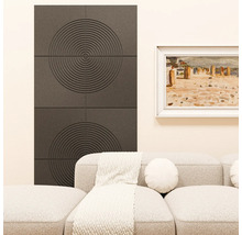 Panneaux acoustiques modernes avec un motif de cercles concentriques sur un mur derrière un canapé clair dans un salon.