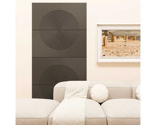Panneaux acoustiques modernes avec un motif de cercles concentriques sur un mur derrière un canapé clair dans un salon.
