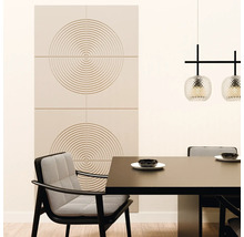 Salle à manger moderne avec grands carreaux muraux à motifs de cercles concentriques, table à manger sombre, chaises à motifs et suspension.