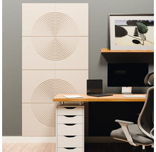 Akustikpaneele mit konzentrischem Kreismuster an einer Wand in einem modern eingerichteten Arbeitszimmer mit Schreibtisch.