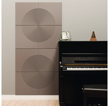 Panneaux acoustiques muraux avec motif de cercles concentriques derrière un piano noir dans une pièce moderne.