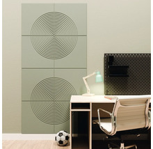 Panneaux acoustiques modernes avec un motif circulaire dans un bureau à domicile lumineux à côté d'un bureau et d'une chaise de bureau.