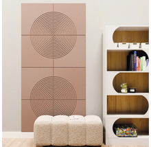 Panneaux muraux avec motifs de cercles concentriques à côté d'une étagère blanche et d'un pouf crème.