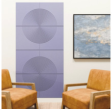 Panneaux muraux acoustiques lavande avec cercles concentriques dans un salon moderne avec fauteuils en cuir marron, parquet et tableau.