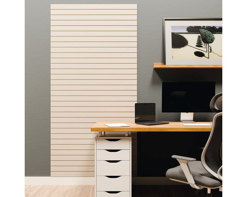 Bureau moderne et organisé avec un panneau mural à lamelles horizontales, un bureau en bois et une chaise de bureau.