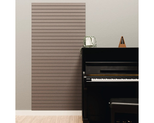 Panneau acoustique avec lattes horizontales sur un mur à côté d'un piano noir dans une pièce lumineuse.