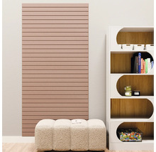 Panneau acoustique avec rainures horizontales sur un mur, à côté d'une étagère blanche et d'un pouf texturé dans une pièce lumineuse.