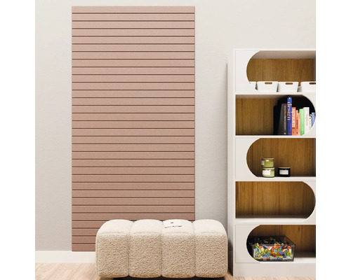 Panneau acoustique avec rainures horizontales sur un mur, à côté d'une étagère blanche et d'un pouf texturé dans une pièce lumineuse.