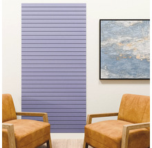 Panneau mural à lamelles horizontales dans une pièce moderne avec des fauteuils en cuir et un tableau abstrait.