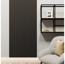 Panneau mural sombre à lamelles verticales dans un salon moderne à côté d'une étagère noire et d'un fauteuil.