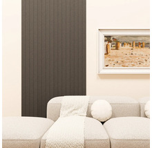 Panneau mural à structure verticale dans un salon avec canapé et tableau encadré au mur.