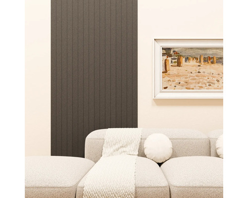 Panneau mural à structure verticale dans un salon avec canapé et tableau encadré au mur.